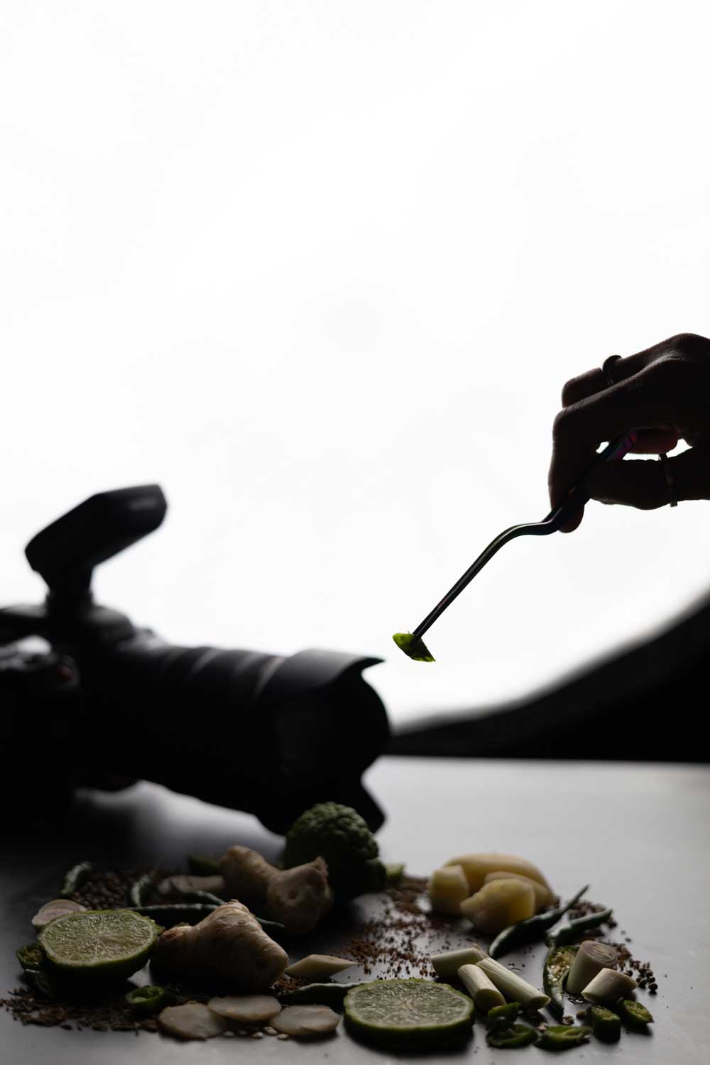 Photographe en plein shooting culinaire, coulisses de tournage